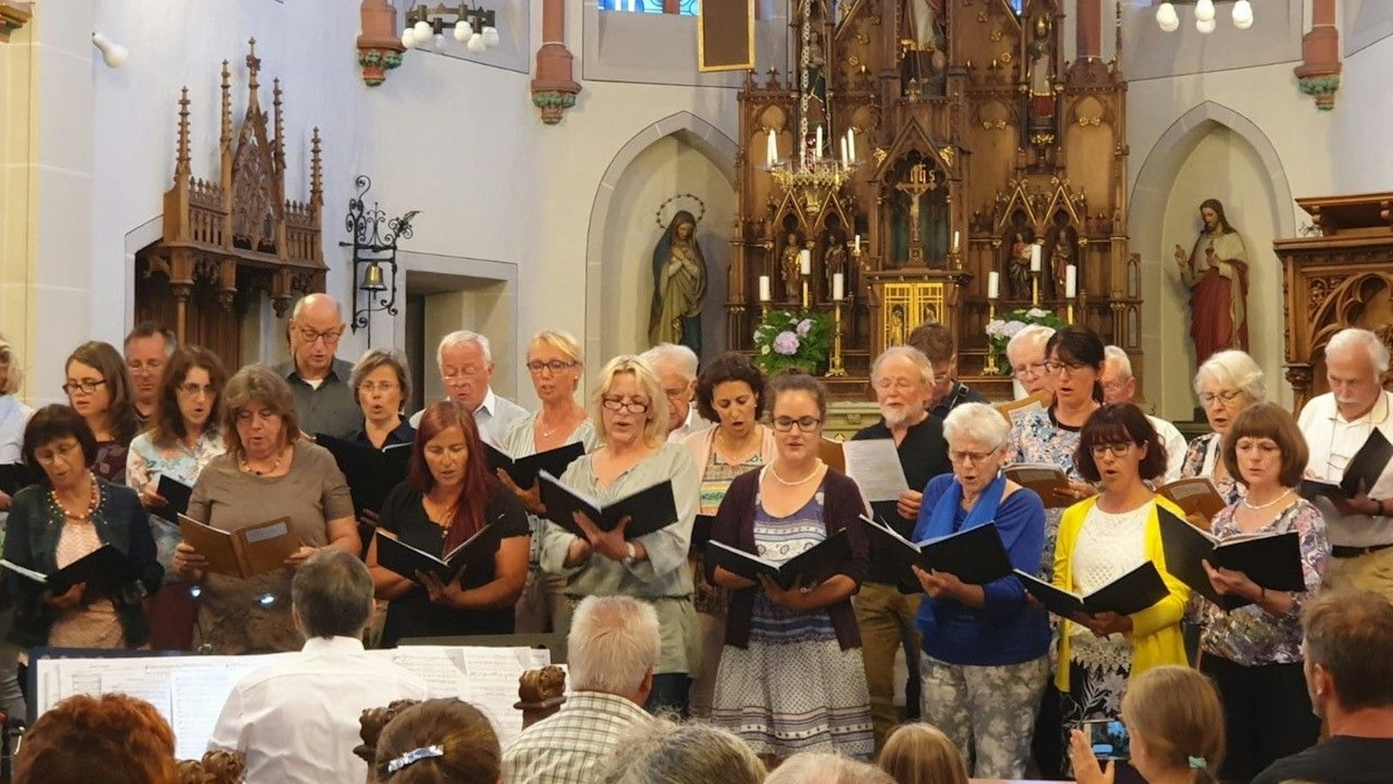 Der Friesheimer Kirchenchor singt in der Pfarrkirche Friesheim.