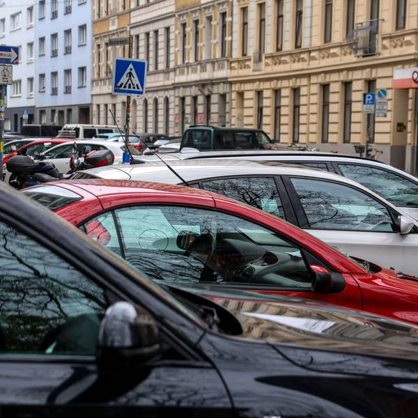 Parkende Autos in einer Straße in der Kölner Innenstadt.