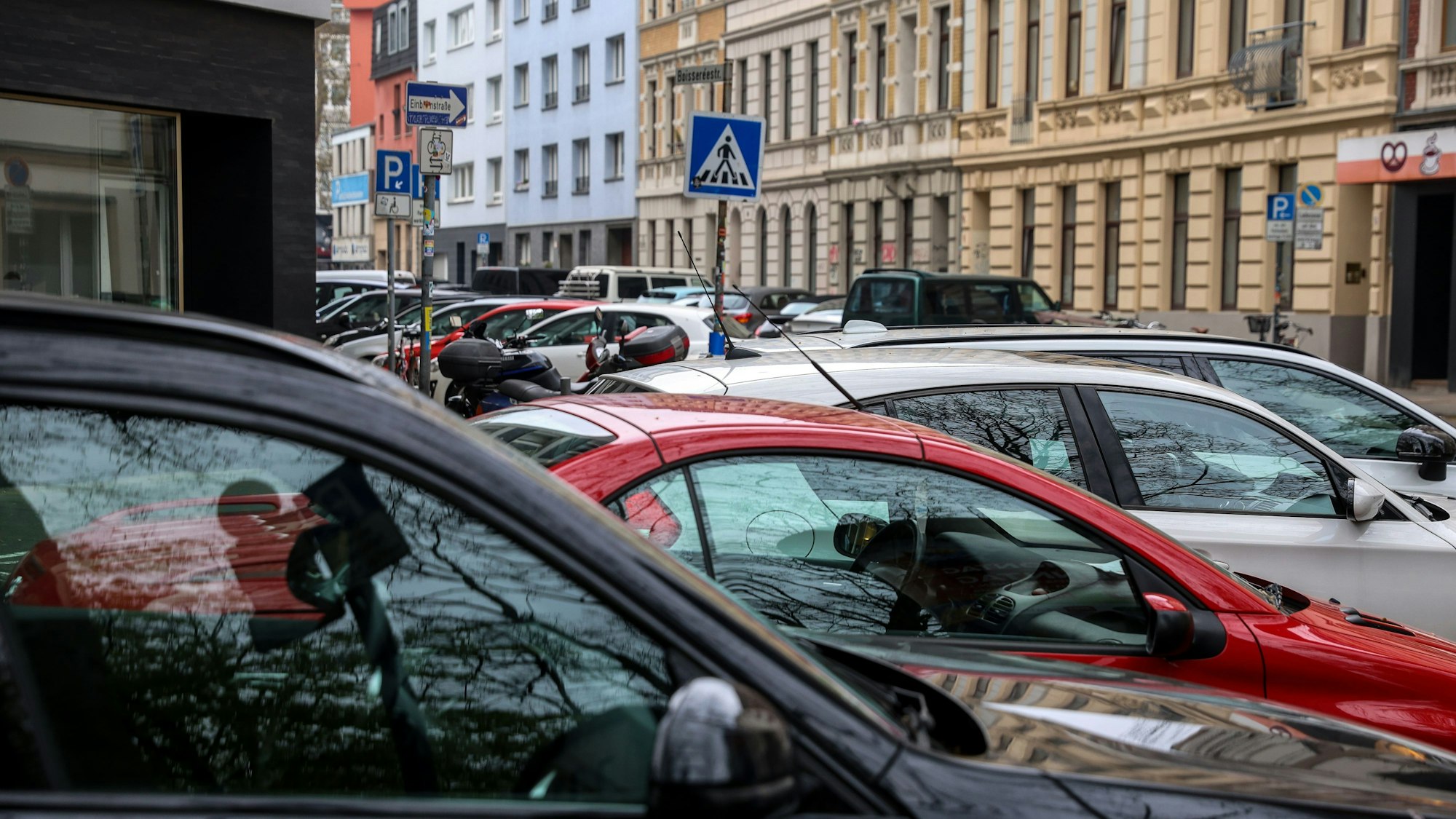 Parkende Autos in Köln.