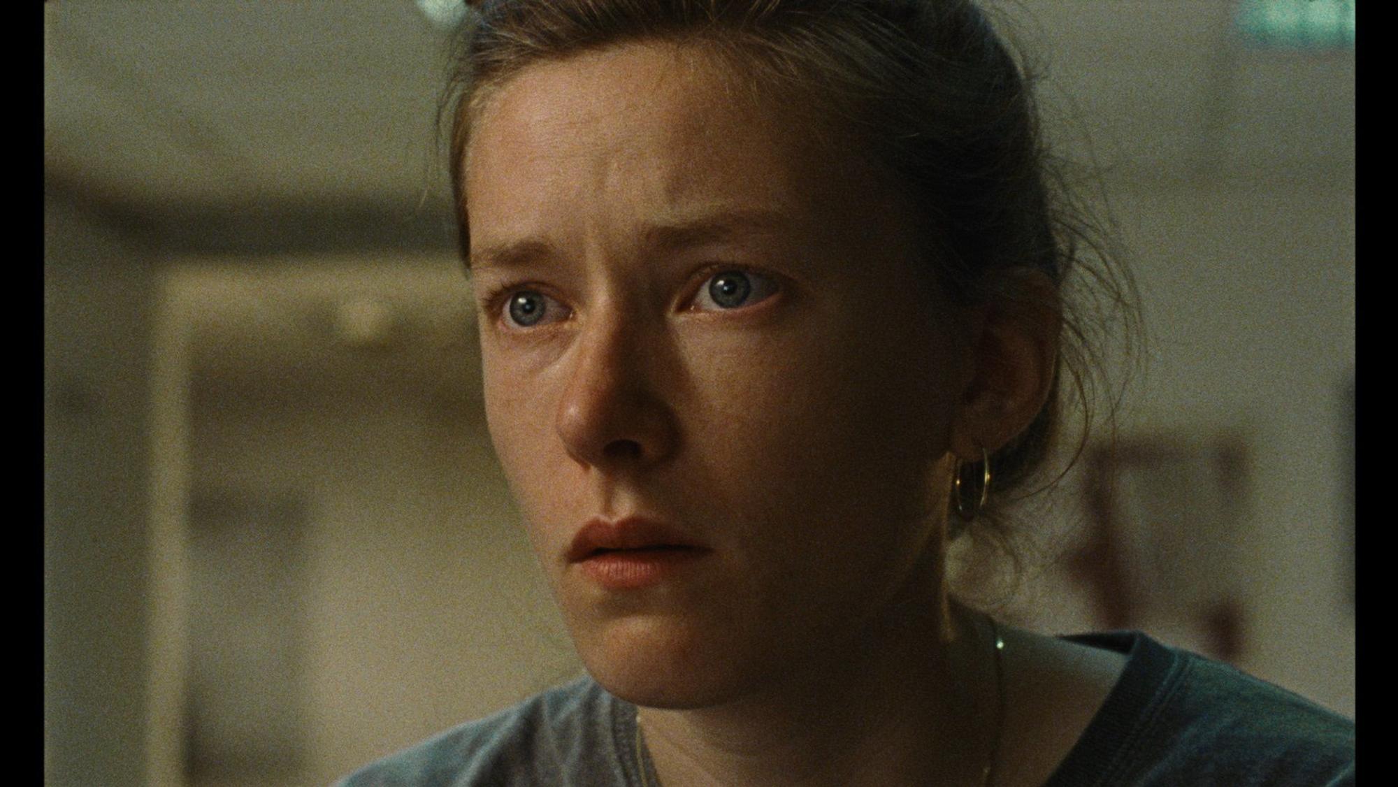 Clara Schwinning in Faris Alrjoobs „The Red Sea Makes Me Wanna Cry“