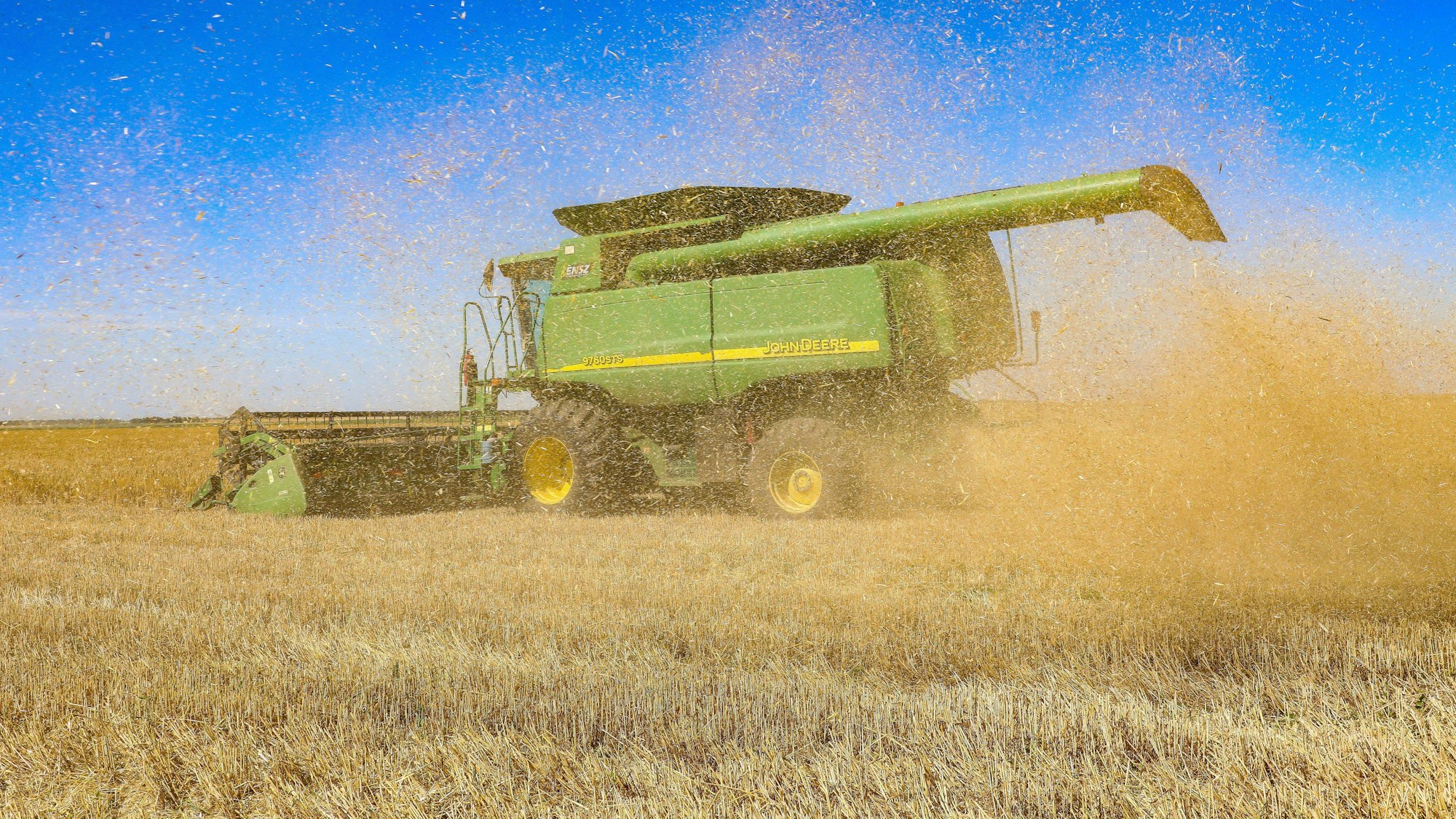 Odessa in der Ukraine: Ein Mähdrescher erntet Getreide auf einem Feld