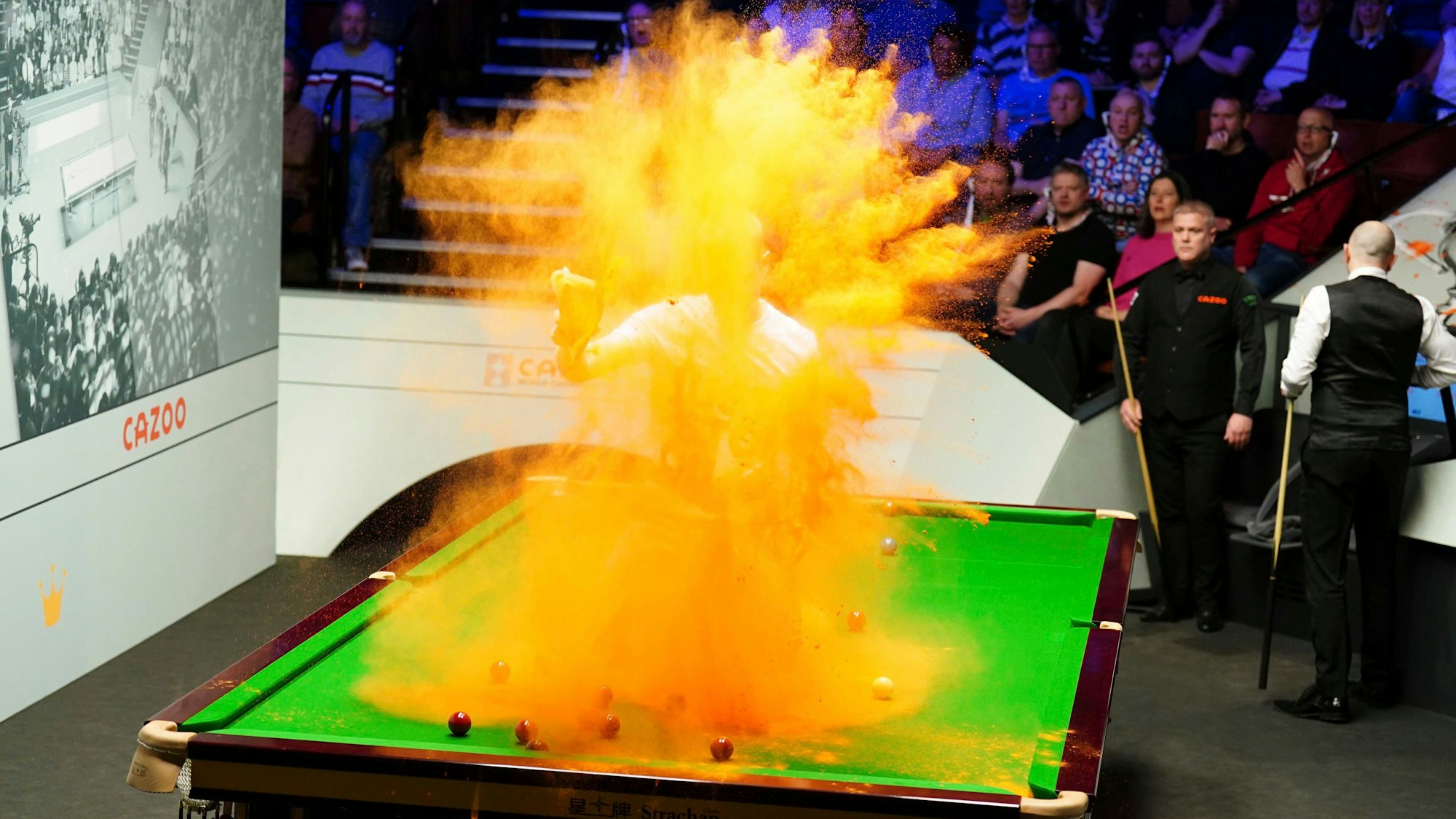 Ein Protest hat für eine Unterbrechung des Spielbetriebes bei der Snooker-WM in Sheffield gesorgt.