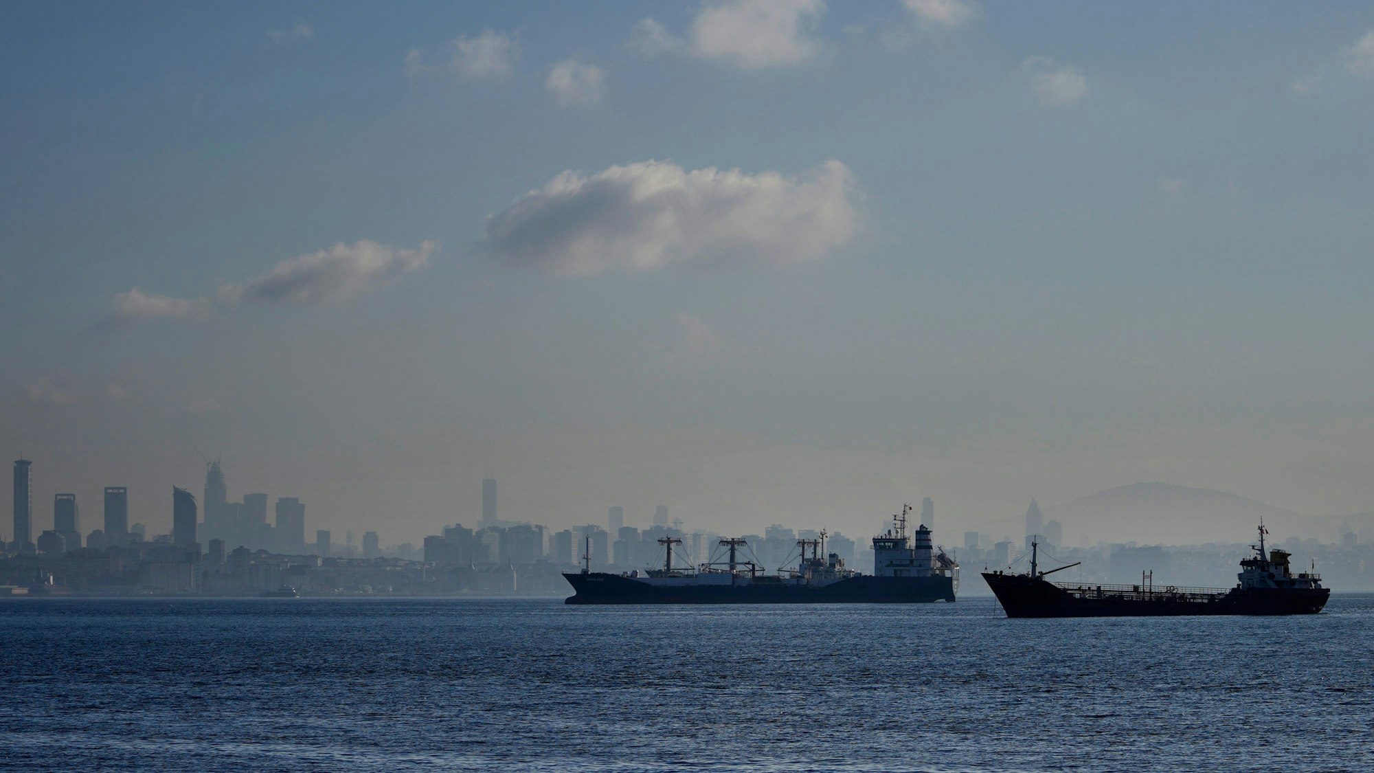 Oktober 2022 in Istanbul: Frachtschiffe mit Getreide liegen vor Anker und warten auf die Durchfahrt durch die Bosporusstraße.