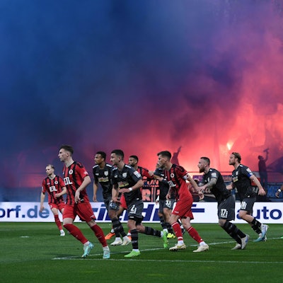 Fußball 3. Liga 32. Spieltag Viktoria Köln - MSV Duisburg am 17.04.2023 im Sportpark Höhenberg in Köln Abbrennen von Pyro / Pyrotechnik / Leuchtkörper / Bengalos im Duisburg Fanblock DFB regulations prohibit any use of photographs as image sequences and/or quasi-video. *** Soccer 3 Liga 32 Matchday Viktoria Cologne MSV Duisburg on 17 04 2023 at Sportpark Höhenberg in Cologne burning pyro pyrotechnics flares Bengalos in Duisburg fan block DFB regulations prohibit any use of photographs as image sequences and or quasi video xHDx
