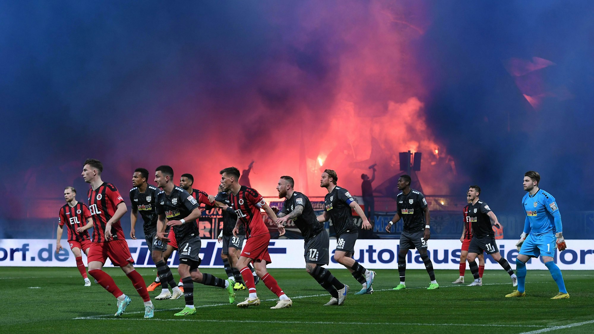 Fußball 3. Liga 32. Spieltag Viktoria Köln - MSV Duisburg am 17.04.2023 im Sportpark Höhenberg in Köln Abbrennen von Pyro / Pyrotechnik / Leuchtkörper / Bengalos im Duisburg Fanblock DFB regulations prohibit any use of photographs as image sequences and/or quasi-video. *** Soccer 3 Liga 32 Matchday Viktoria Cologne MSV Duisburg on 17 04 2023 at Sportpark Höhenberg in Cologne burning pyro pyrotechnics flares Bengalos in Duisburg fan block DFB regulations prohibit any use of photographs as image sequences and or quasi video xHDx