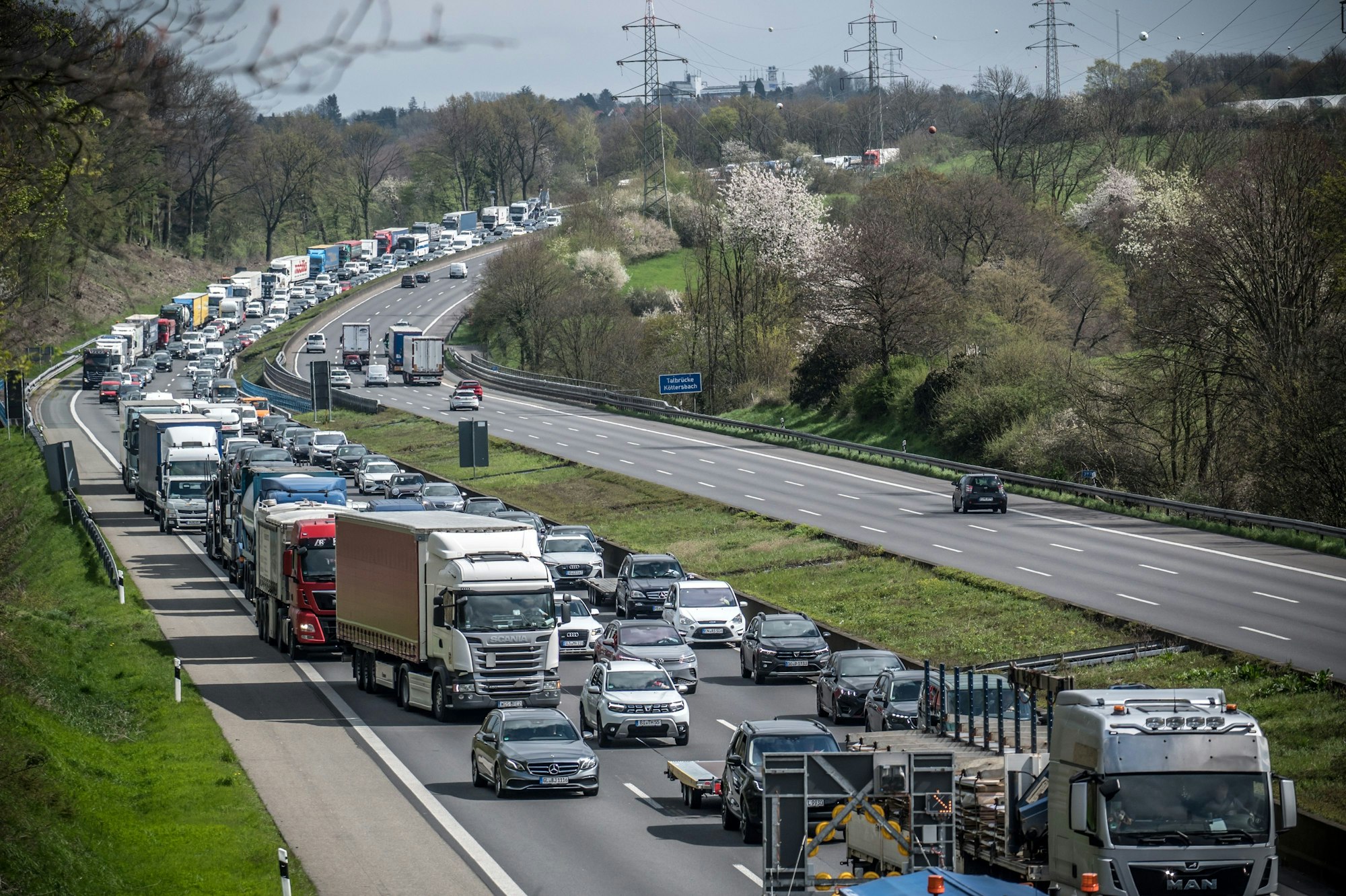 Autobahn 1 zwischen Burscheid und Leverkusen, Brücke Bruchhausener Straße. Foto: Ralf Krieger