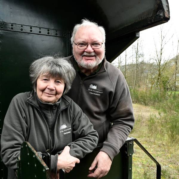 Auf dem Waggon stehen Erika und Volker Eisenhauer.