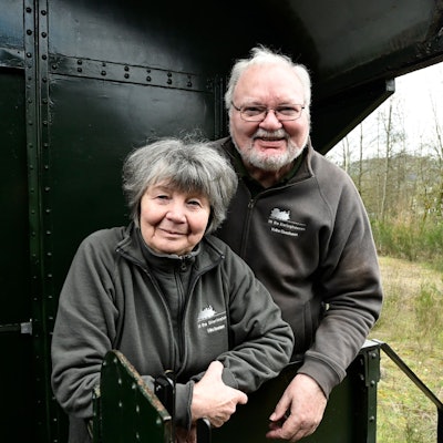 Auf dem Waggon stehen Erika und Volker Eisenhauer.