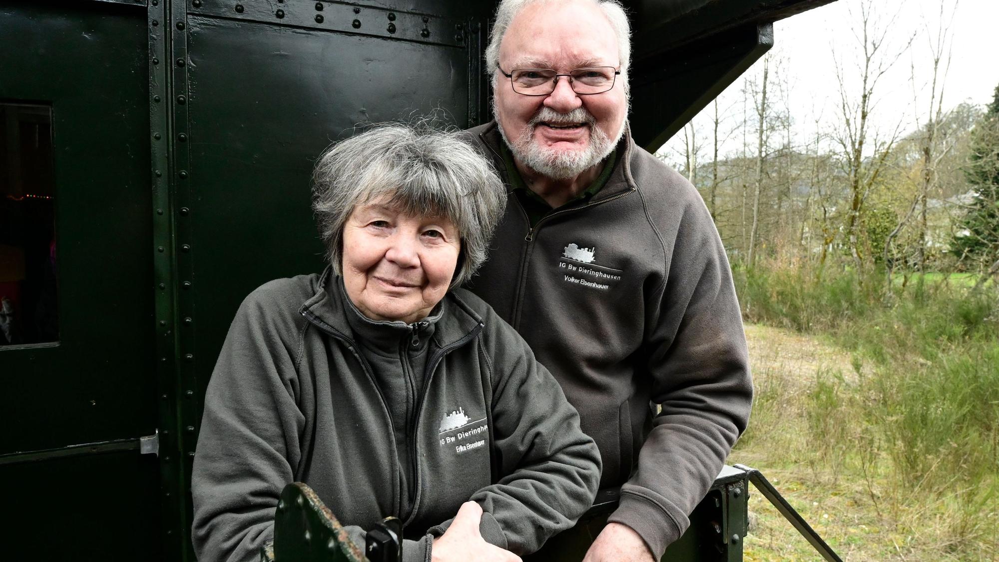 Auf dem Waggon stehen Erika und Volker Eisenhauer.