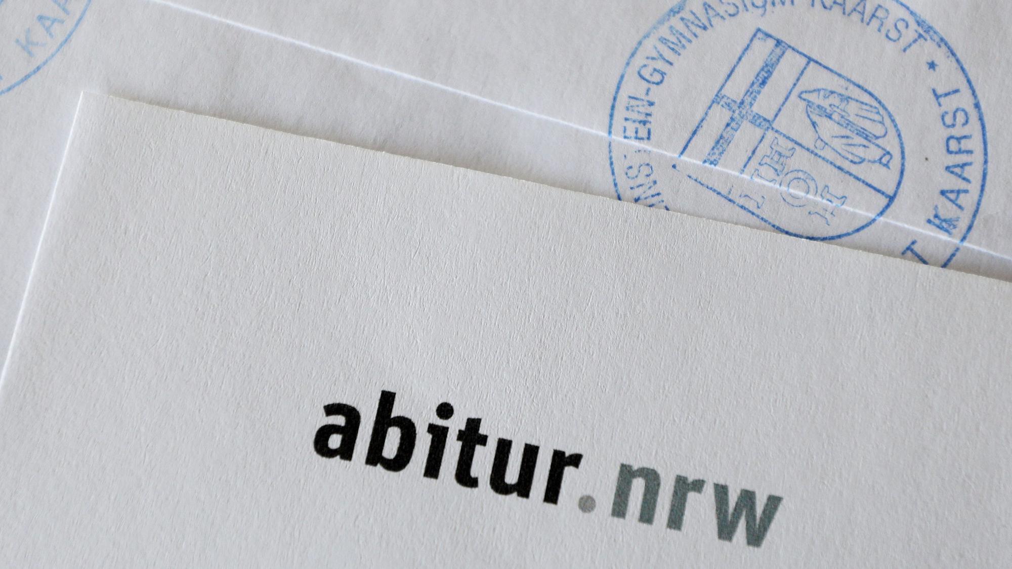 Ein Umschlag mit Abitur-Prüfungsaufgaben