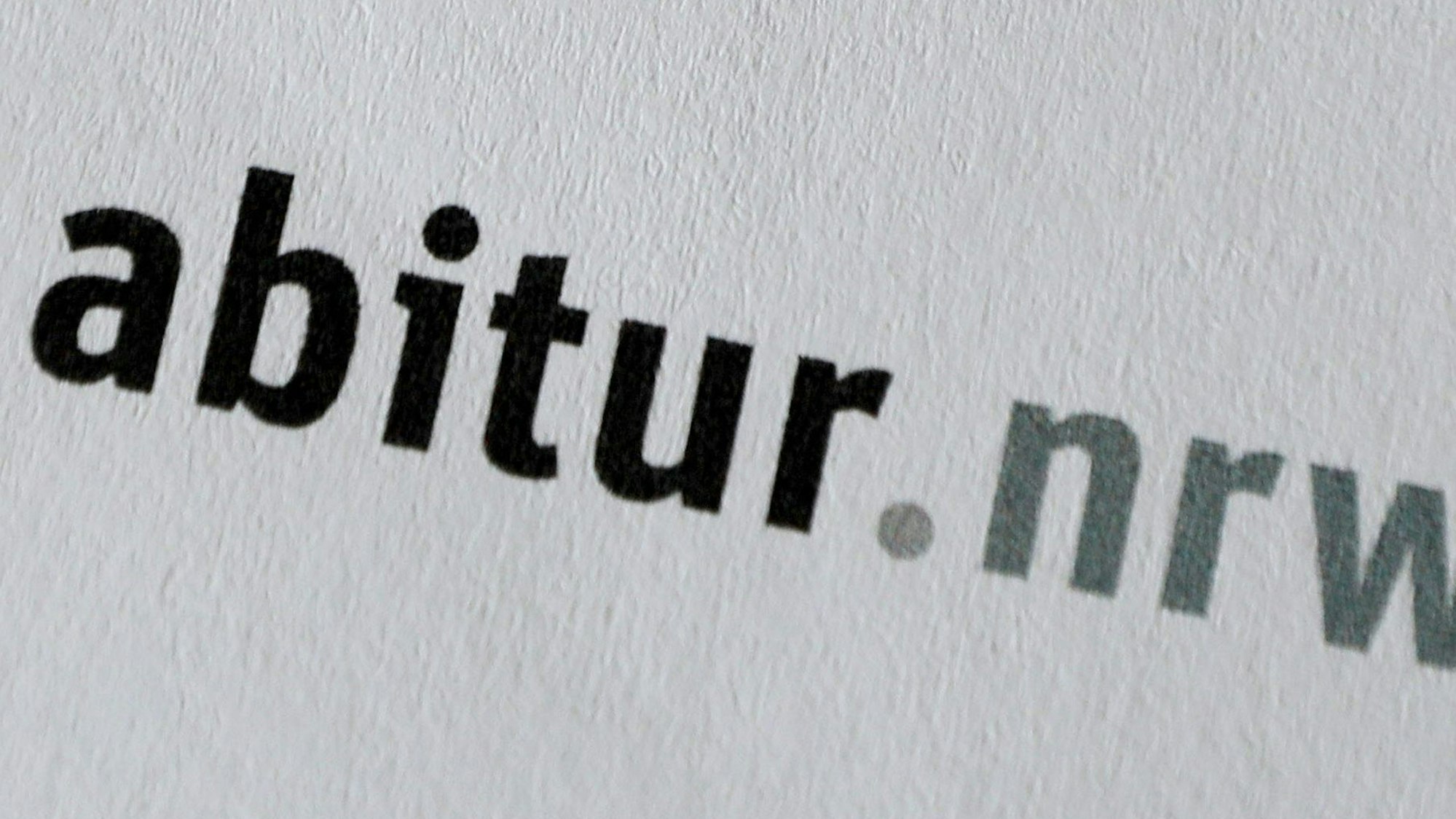 Ein Umschlag mit den Prüfungsaufgaben für das Abitur in Nordrhein-Westfalen.