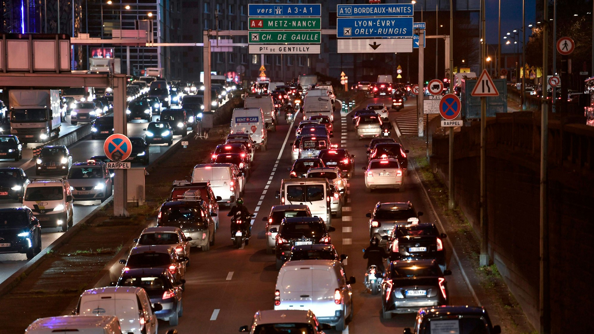 Die Stadtautobahn Boulevard Peripherique um Paris ist dicht befahren.(Symbolbild)