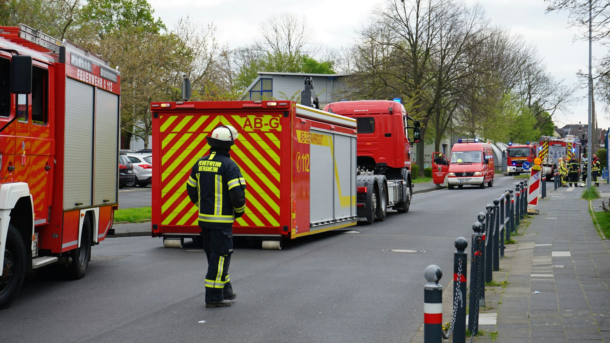 Das Bild zeigt Einsatzkräfte und Fahrzeuge der Feuerwehr auf der Straße vor dem Schwimmbad.