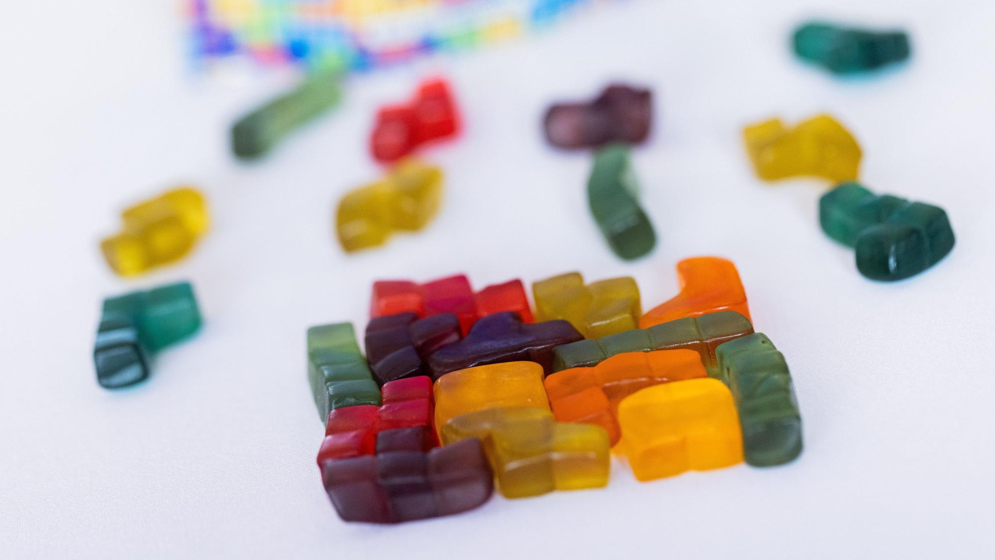 18.04.2023, Nordrhein-Westfalen, Köln: Fruchtgummis in der Form des Computerspielklassikers Tetris werden im Rahmen einer Pressekonferenz zu Internationalen Süßwarenmesse (ISM) auf dem Messegelände gezeigt. Rund 1300 Aussteller aus 70 Ländern zeigen auf der internationalen Leitmesse für Süßwaren und Snacks vom 23. bis 25.04.2023 ihre Angebote. Foto: Rolf Vennenbernd/dpa +++ dpa-Bildfunk +++