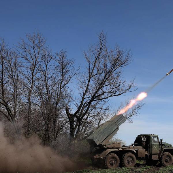 Ein ukrainischer Mehrfachraketenwerfer feuert seine Raketen ab.