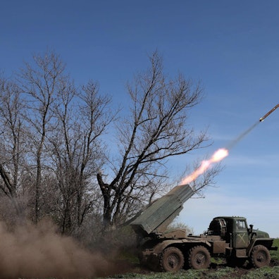 Ein ukrainischer Mehrfachraketenwerfer feuert seine Raketen ab.