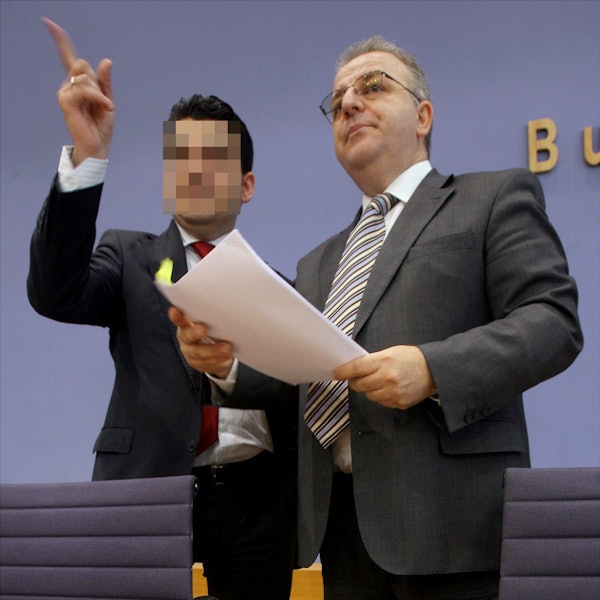 Der Vorsitzende der türkischen Gemeinde in Deutschland (TGD), Kenan Kolat (r), unterhält sich am Dienstag (10.07.2007) vor Beginn einer Pressekonferenz in Berlin mit Ahmet Ünalan vom Rat der Türkeistämmigen Staatsbürger (RTS). Die beiden türkischen Verbände wollen den Integrationsgipfel am Donnerstag (12.07.2007) boykottieren. Sie begründeten ihre Drohung mit den Verschärfungen im gerade verabschiedeten Zuwanderungsrecht. Foto: Tim Brakemeier dpa/lbn +++(c) dpa - Bildfunk+++