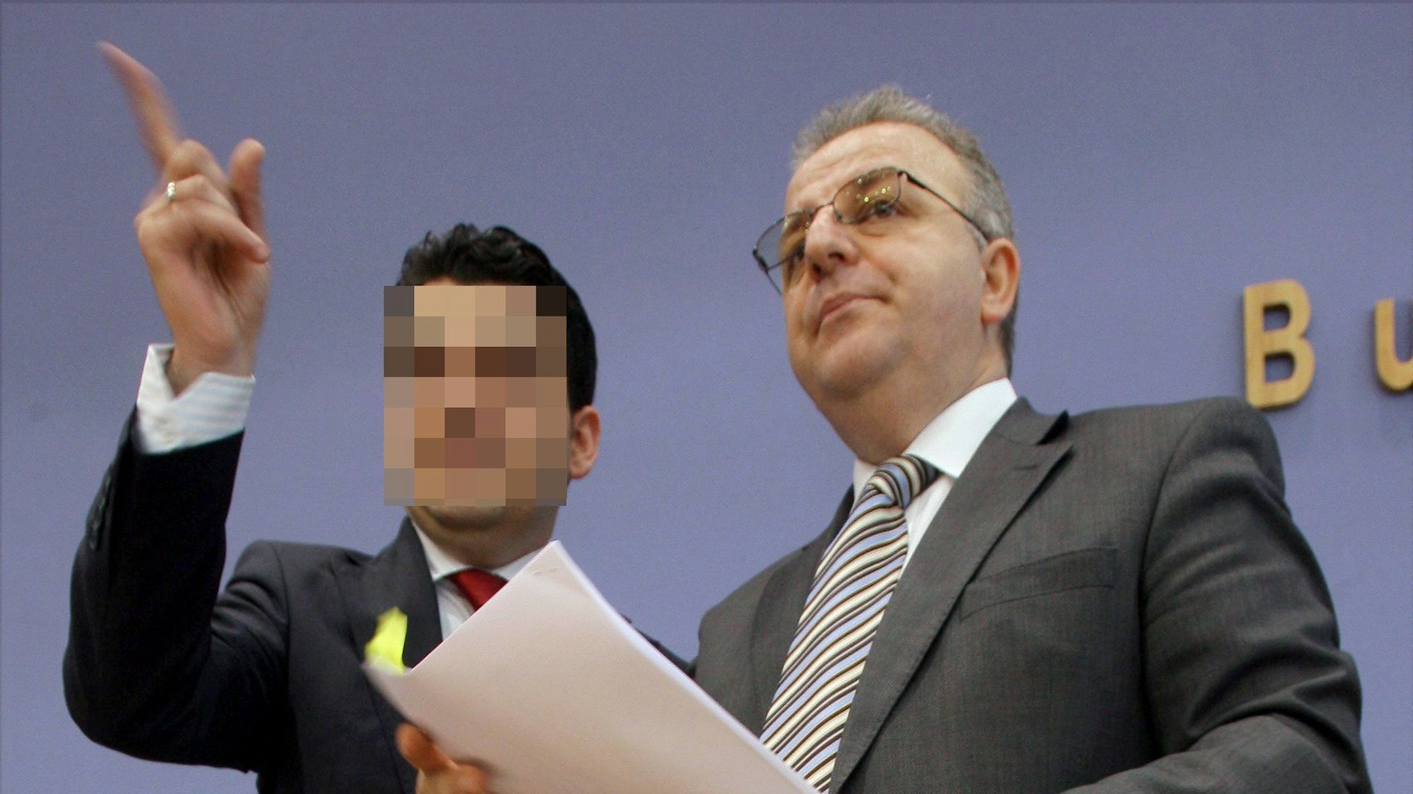 Der damalige Vorsitzende der türkischen Gemeinde in Deutschland (TGD), Kenan Kolat (r), unterhält sich mit Ahmet Ü..