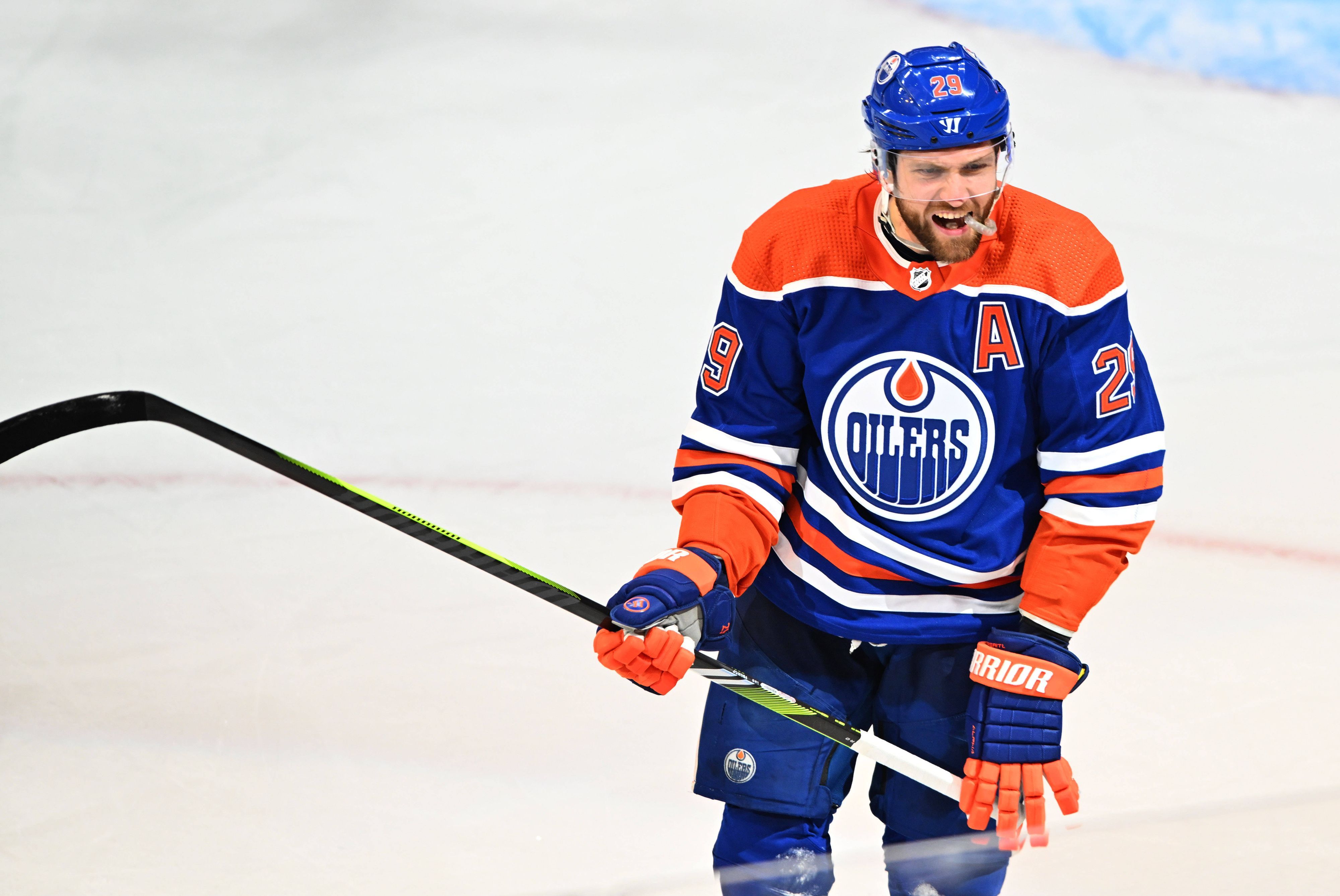 Leon Draisaitl jubelt nach einem Treffer.