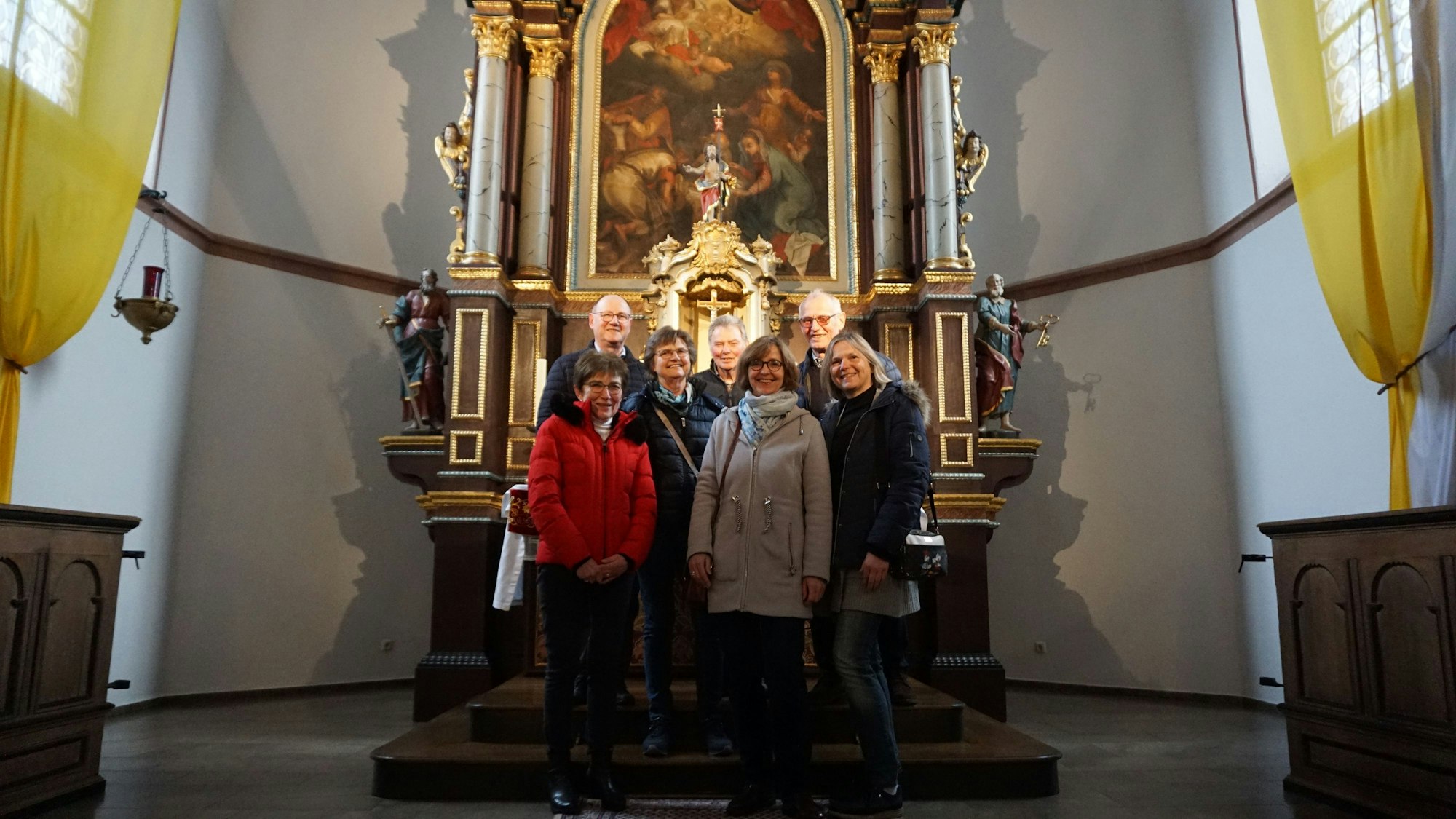 Sieben Personen stehen vor dem Altar in der Weilerswister Kirche.
