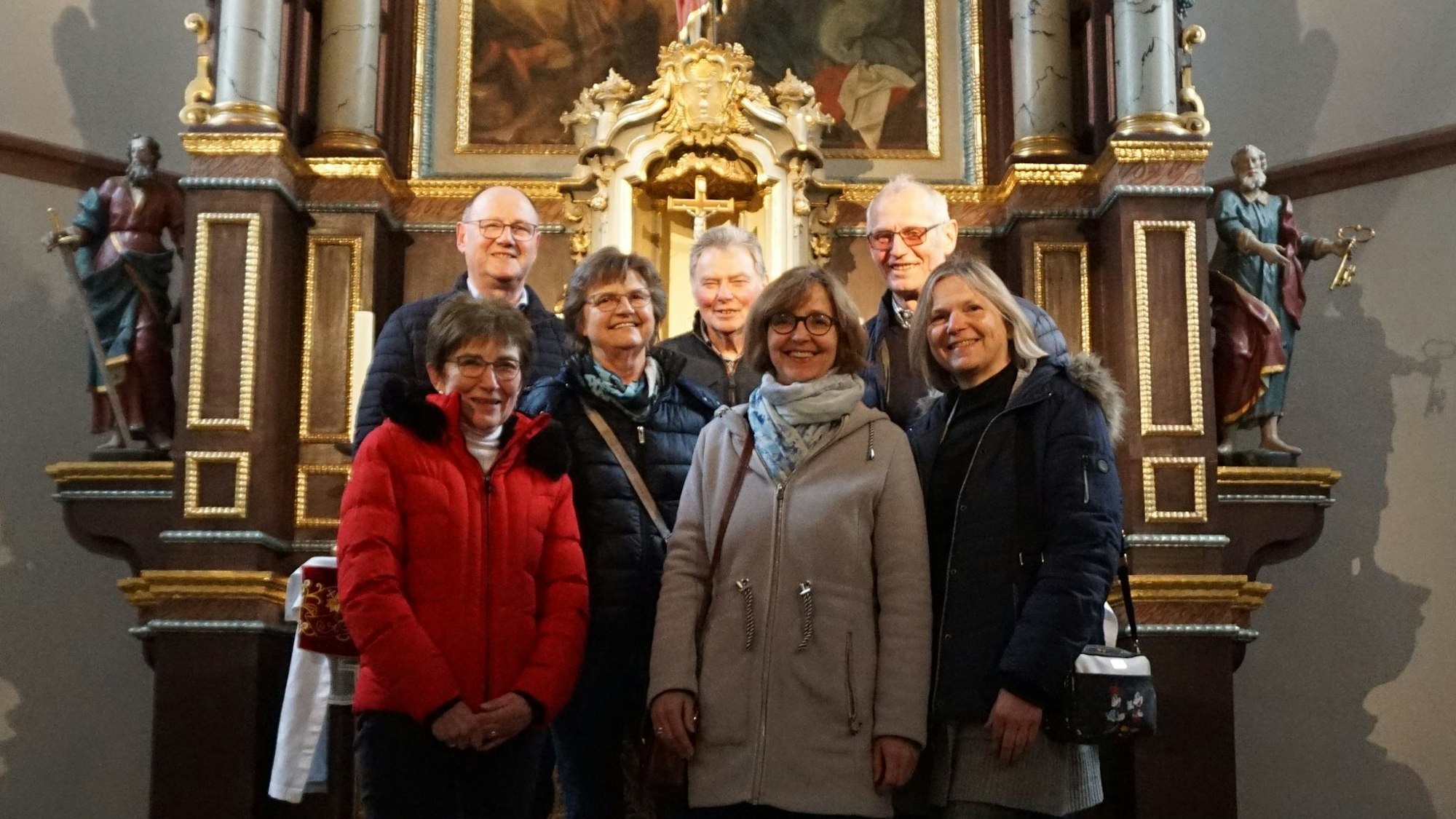 Christel Jordan (v.l.), Sabine Boldt, Michaela Jungbluth, Walter Lanzerath, Christa Asbeck, Rainer Leesberg, Heinz Willi Genick stehen in ihrer Kirche