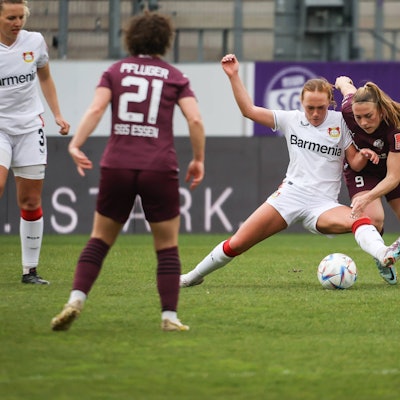 FLYERALARM Frauen Bundesliga, SGS Essen vs. Bayer 04 Leverkusen, 15.04.2023 Lisanne Gräwe Bayer 04 Leverkusen 8 und Ramona Maier SGS Essen 9 -- DFL REGULATIONS PROHIBIT ANY USE OF PHOTOGRAPHS AS IMAGE SEQUENCES AND/OR QUASI-VIDEO. *** FLYERALARM Womens Bundesliga, SGS Essen vs Bayer 04 Leverkusen, 15 04 2023 Lisanne Gräwe Bayer 04 Leverkusen 8 and Ramona Maier SGS Essen 9 DFL REGULATES PROHIBIT ANY USE OF PHOTOGRAPHS AS IMAGE SEQUENCES AND OR Q UASI VIDEO Copyright: xBEAUTIFULxSPORTS/Derixx