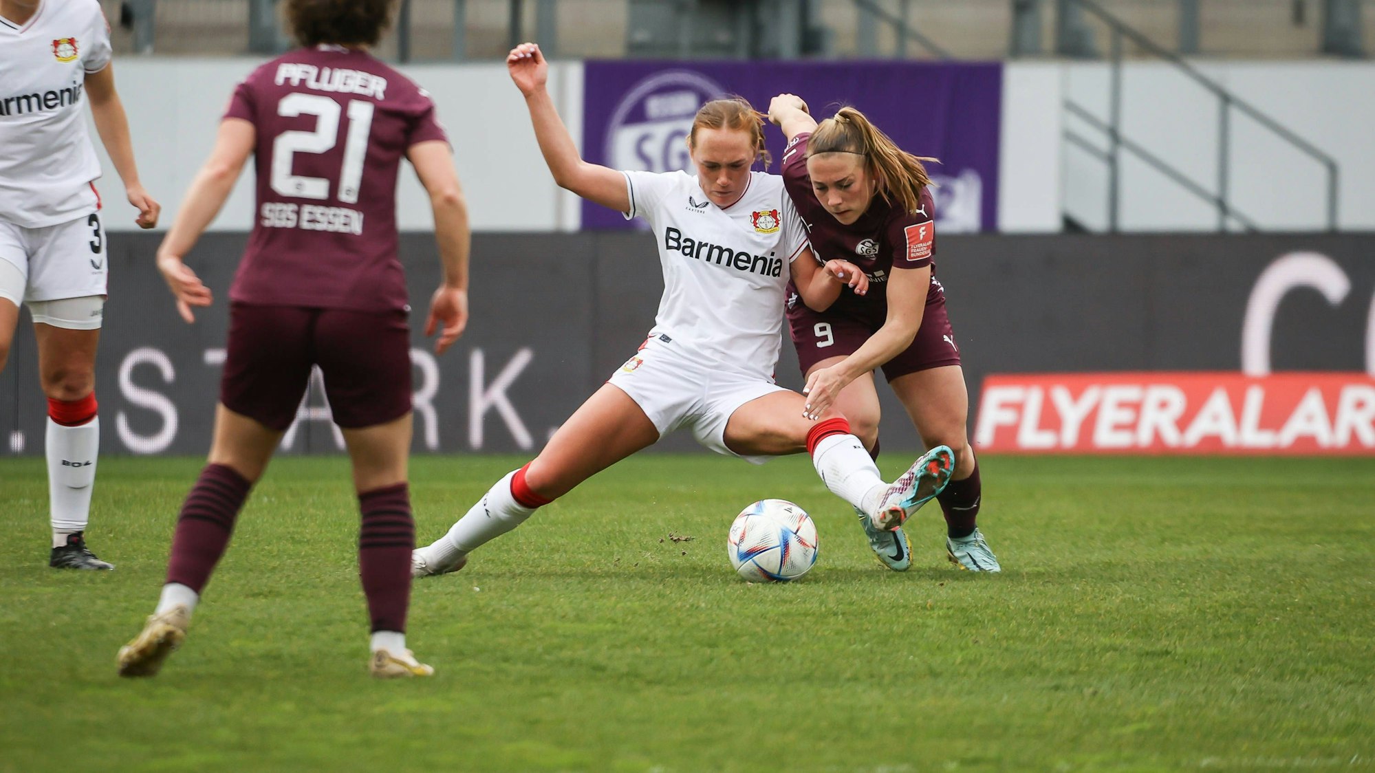 FLYERALARM Frauen Bundesliga, SGS Essen vs. Bayer 04 Leverkusen, 15.04.2023 Lisanne Gräwe Bayer 04 Leverkusen 8 und Ramona Maier SGS Essen 9 -- DFL REGULATIONS PROHIBIT ANY USE OF PHOTOGRAPHS AS IMAGE SEQUENCES AND/OR QUASI-VIDEO. *** FLYERALARM Womens Bundesliga, SGS Essen vs Bayer 04 Leverkusen, 15 04 2023 Lisanne Gräwe Bayer 04 Leverkusen 8 and Ramona Maier SGS Essen 9 DFL REGULATES PROHIBIT ANY USE OF PHOTOGRAPHS AS IMAGE SEQUENCES AND OR Q UASI VIDEO Copyright: xBEAUTIFULxSPORTS/Derixx