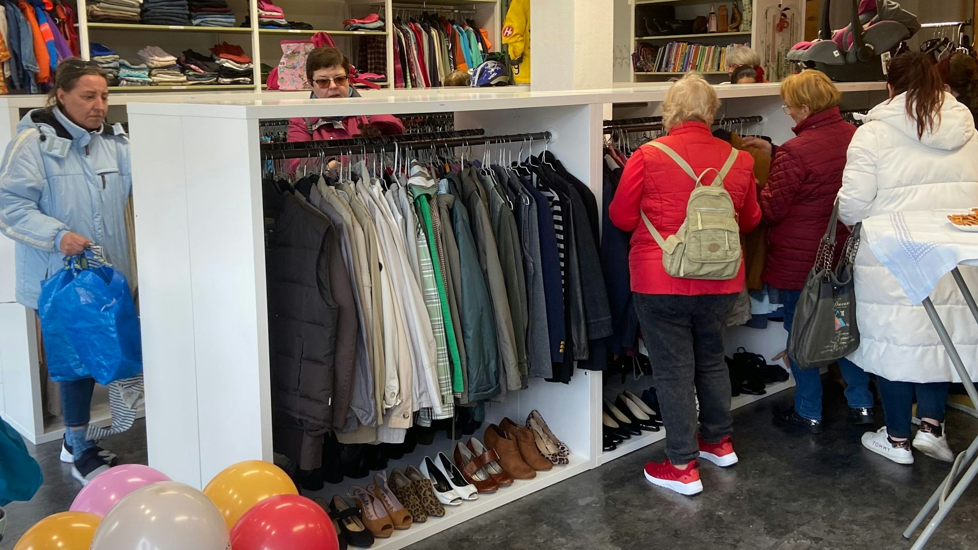 Im neu eröffneten Kleiderladen war sofort viel Betrieb.