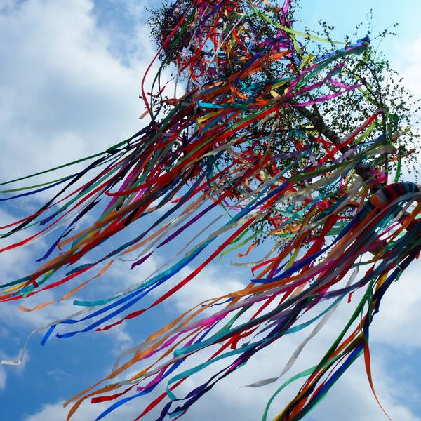Ein bunt geschmückter Maibaum.