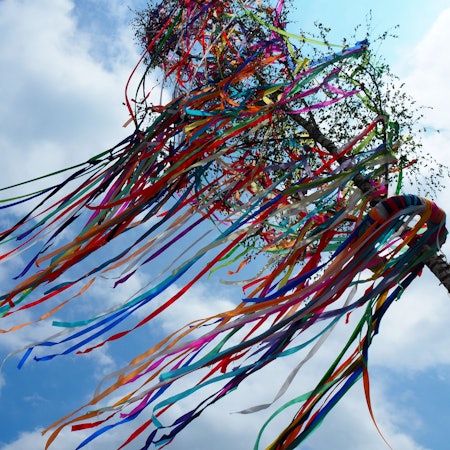 Ein bunt geschmückter Maibaum.