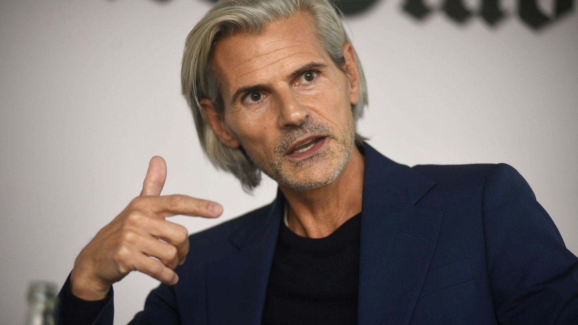 Der neue Kölner Kulturdezernent Stefan Charles stellt sich 2021 im Gespräch im Neven DuMont Haus vor.