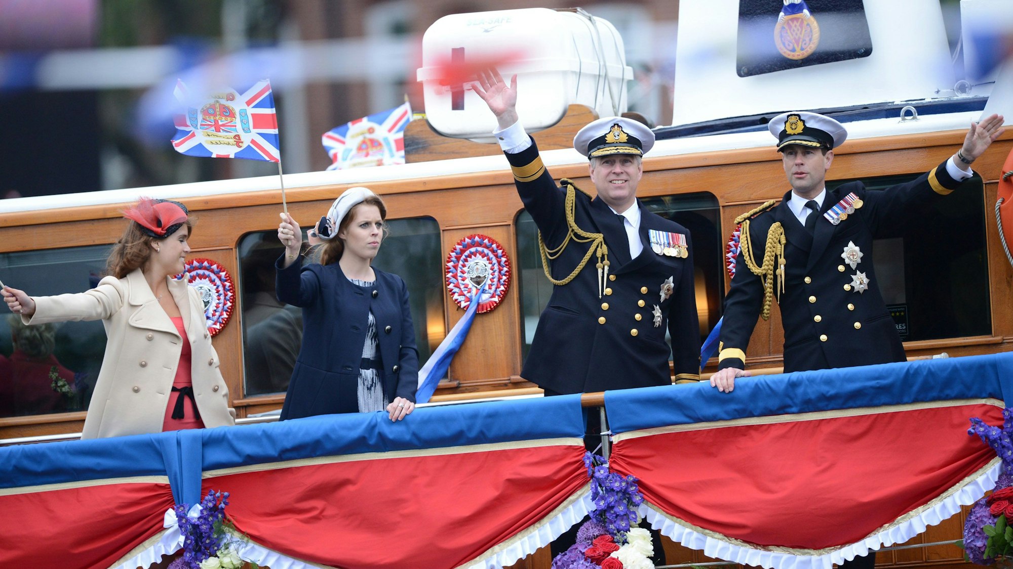 Prinzessin Eugenie, Prinzessin Beatrice, Prinz Andrew und Prinz Edward winken während der Thames Diamond Jubilee Pageant von ihrem Boot auf der Themse.