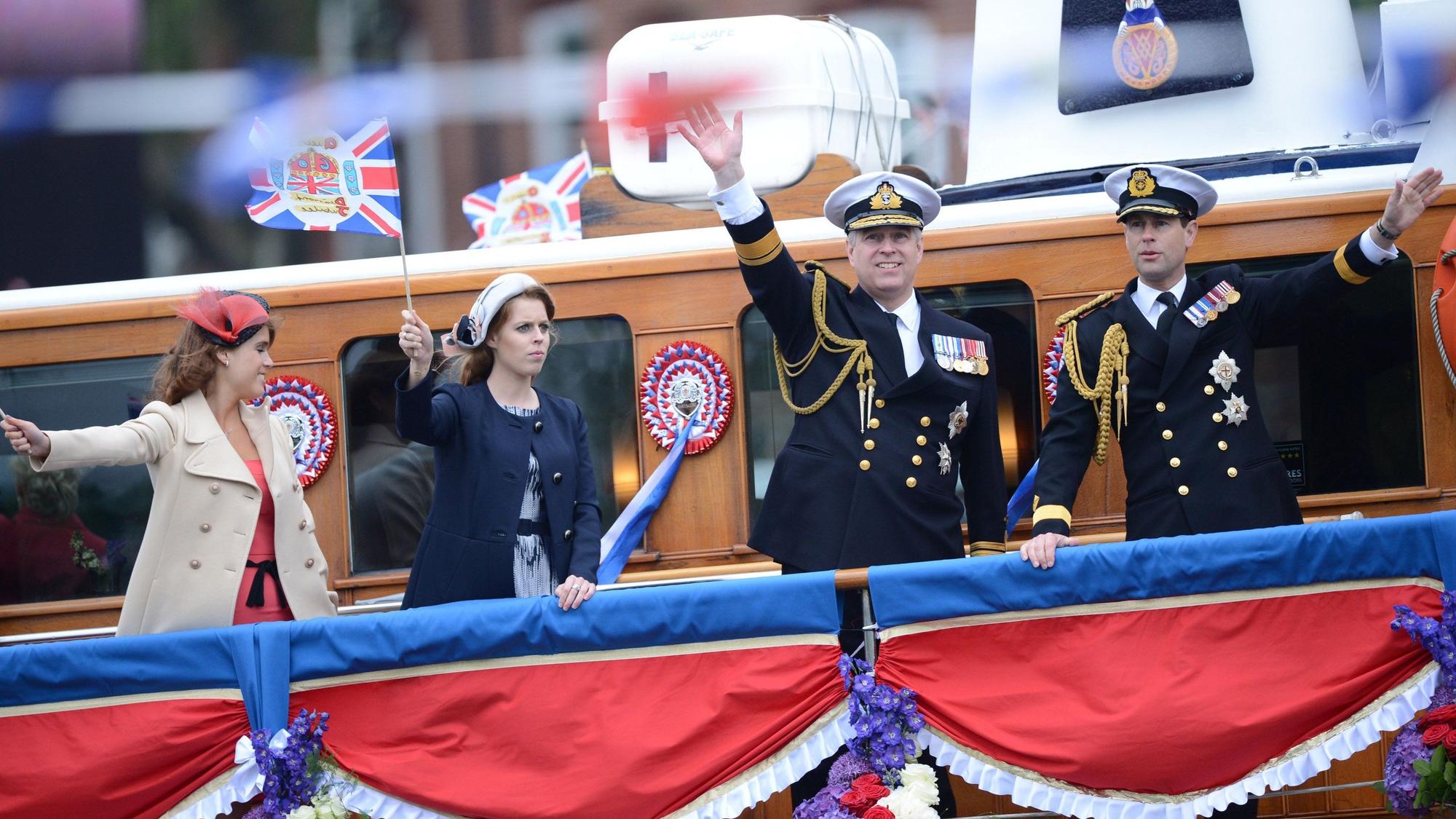Prinz Andrew (m) kann seinen Titel nicht an seine Töchter Prinzessin Eugenie (l) und Prinzessin Beatrice weiterreichen.
