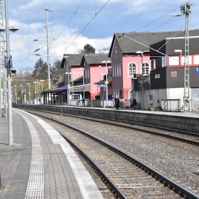 Eine S-Bahn fährt in den Bahnhof Au ein.