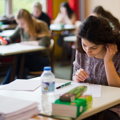 Eine Schülerin blickt bei der Abiturprüfung konzentriert auf ihre Aufgaben - seit 2007 gibt es eine stetige Zunahme besserer Abiturnoten.