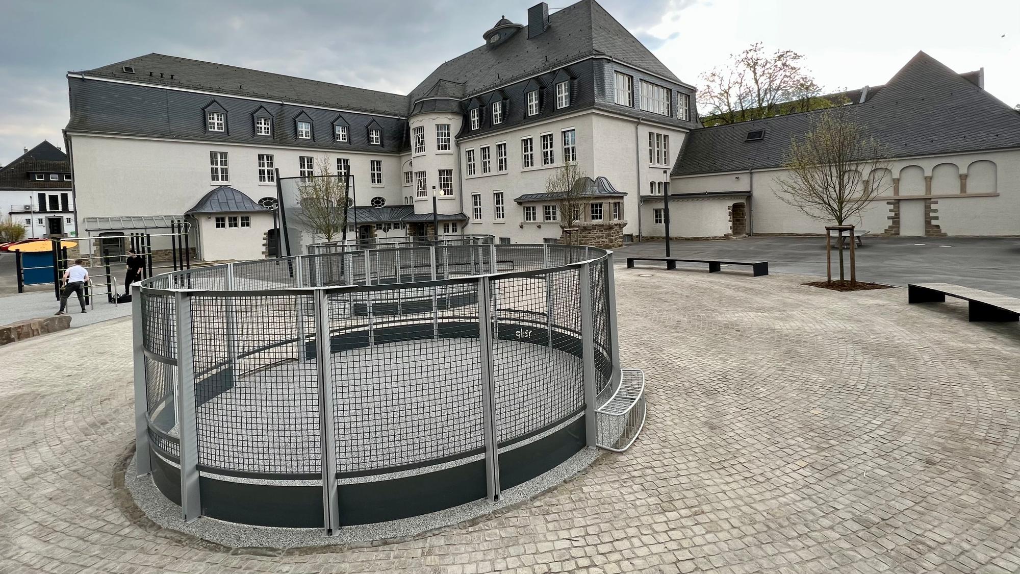 Schulhof KHS Im Hederichsfeld mit "Panna-Arenen"
