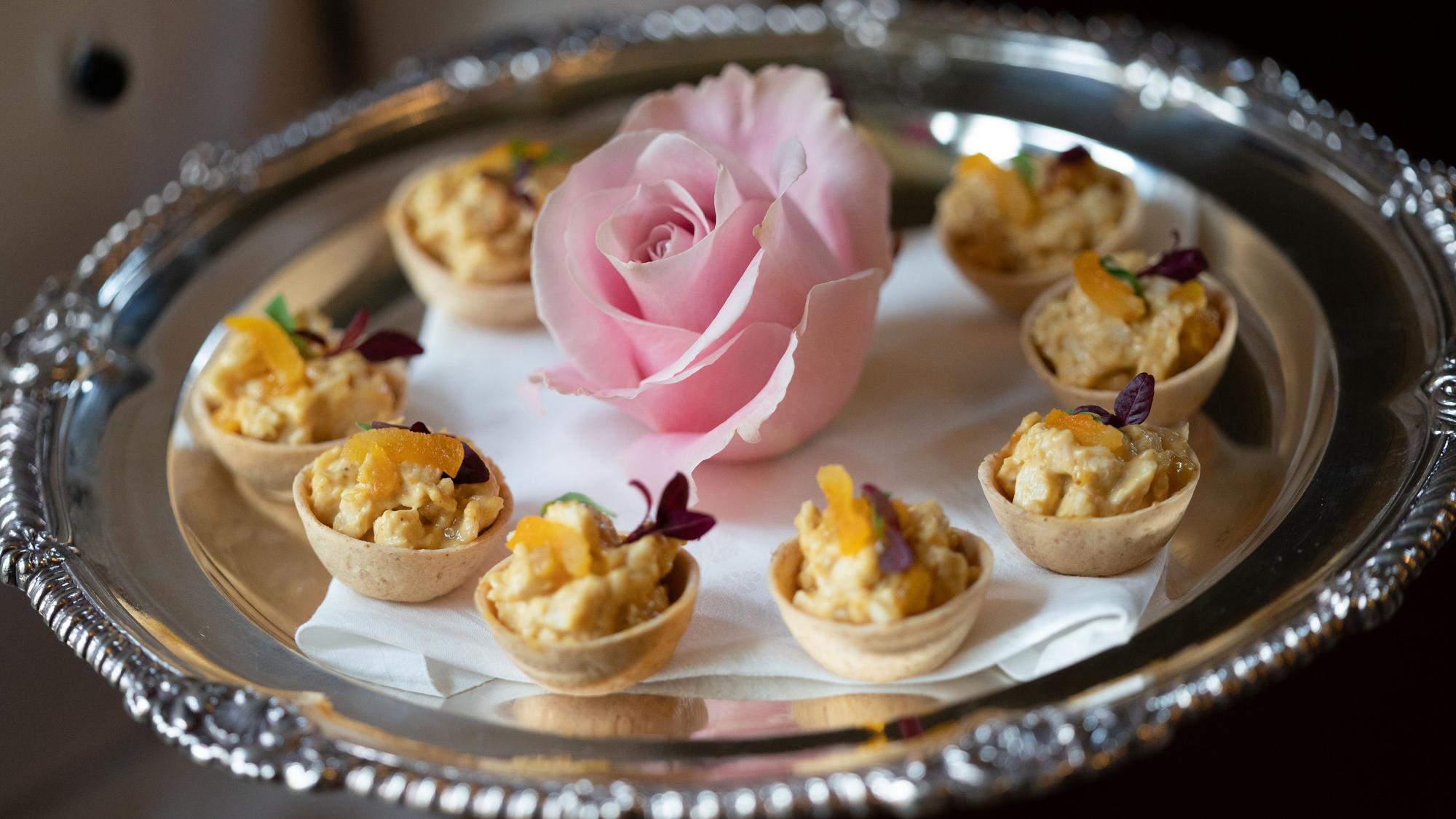 Krönungshühnchen vol-au-vents auf einem Silberteller