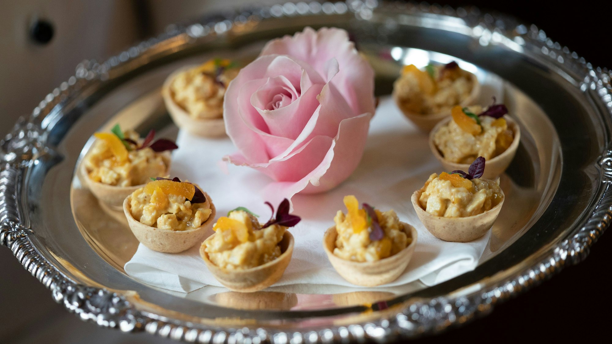 Krönungshühnchen vol-au-vents auf einem Silberteller