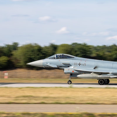 Ein deutscher Eurofighter beim Start: Die Alarmrotte der Luftwaffe musste wegen drei russischen Maschinen über der Ostsee aufsteigen. (Symbolbild)
