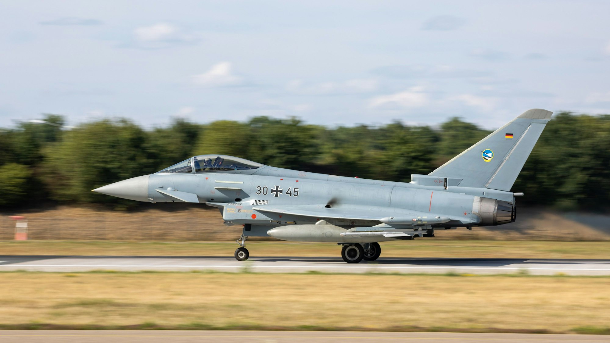Ein deutscher Eurofighter beim Start: Die Alarmrotte der Luftwaffe musste wegen drei russischen Maschinen über der Ostsee aufsteigen. (Symbolbild)