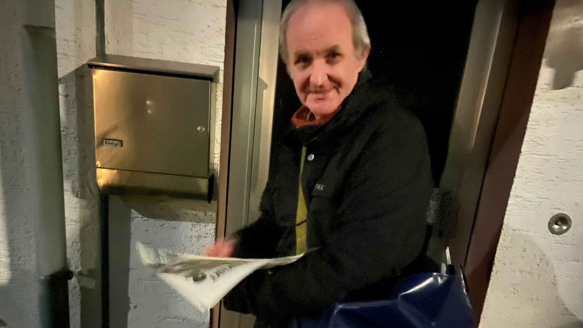 Luedigk morgens vor einem Briefkasten