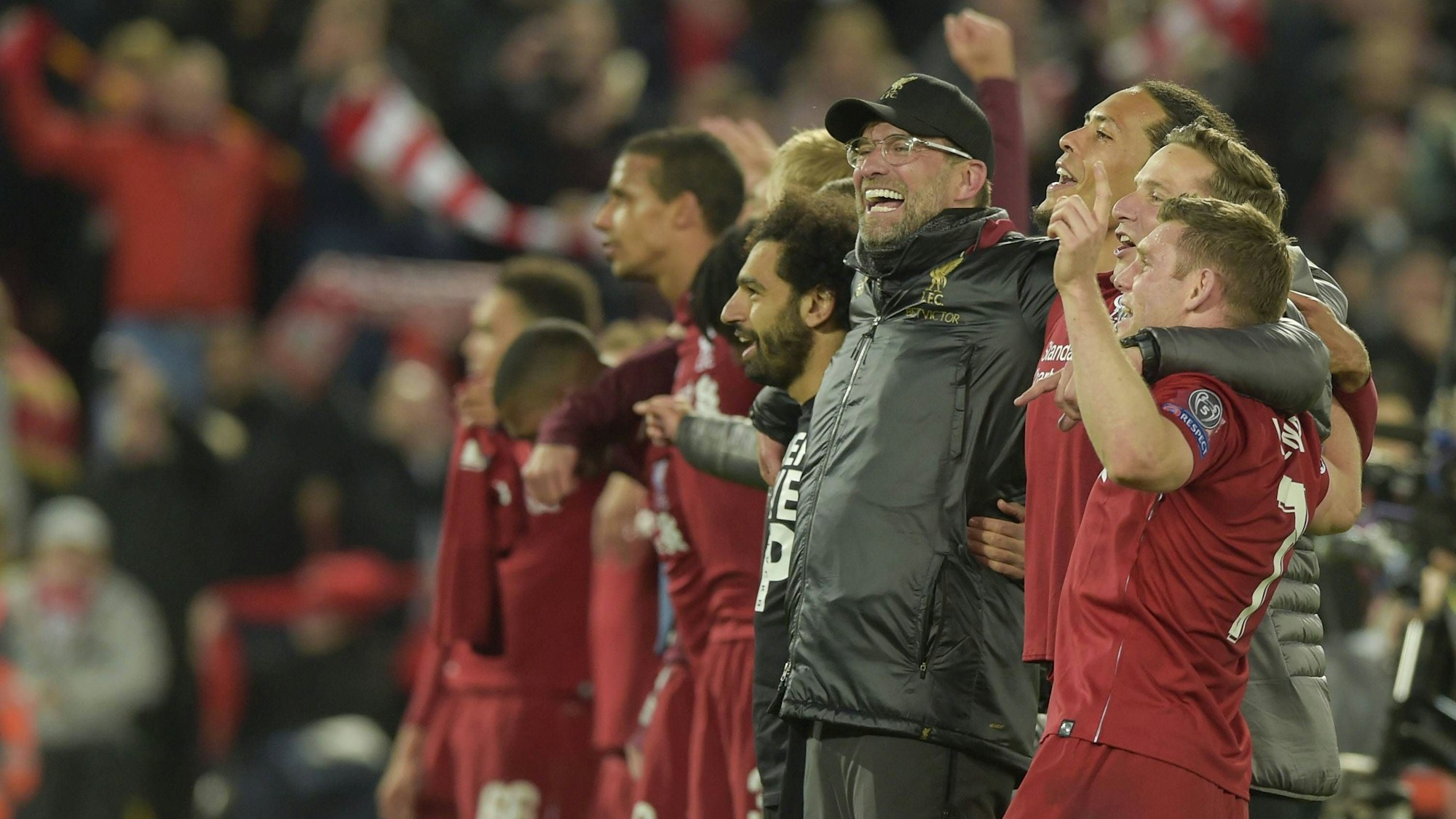Liverpool-Coach Jürgen Klopp feiert mit seiner Mannschaft.