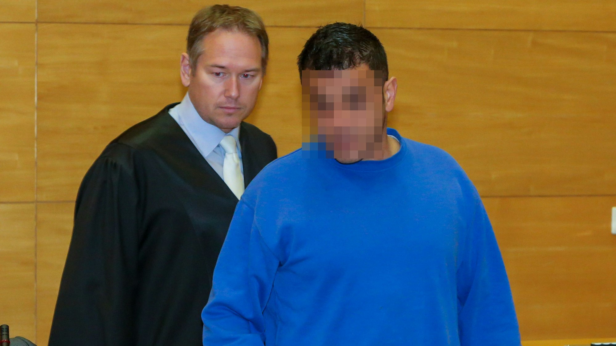 Der Angeklagte Fadi A. am 28.11.2014 vor dem Landgericht Bielefeld. Er wurde als „Würger von Berlin“ bezeichnet. Hier ist er mit seinem Anwalt Dr. Carsten Ernst abgebildet. Foto: Andreas Zobe / Freier Fotograf - Jede Nutzung des Fotos ist honorarpflichtig.