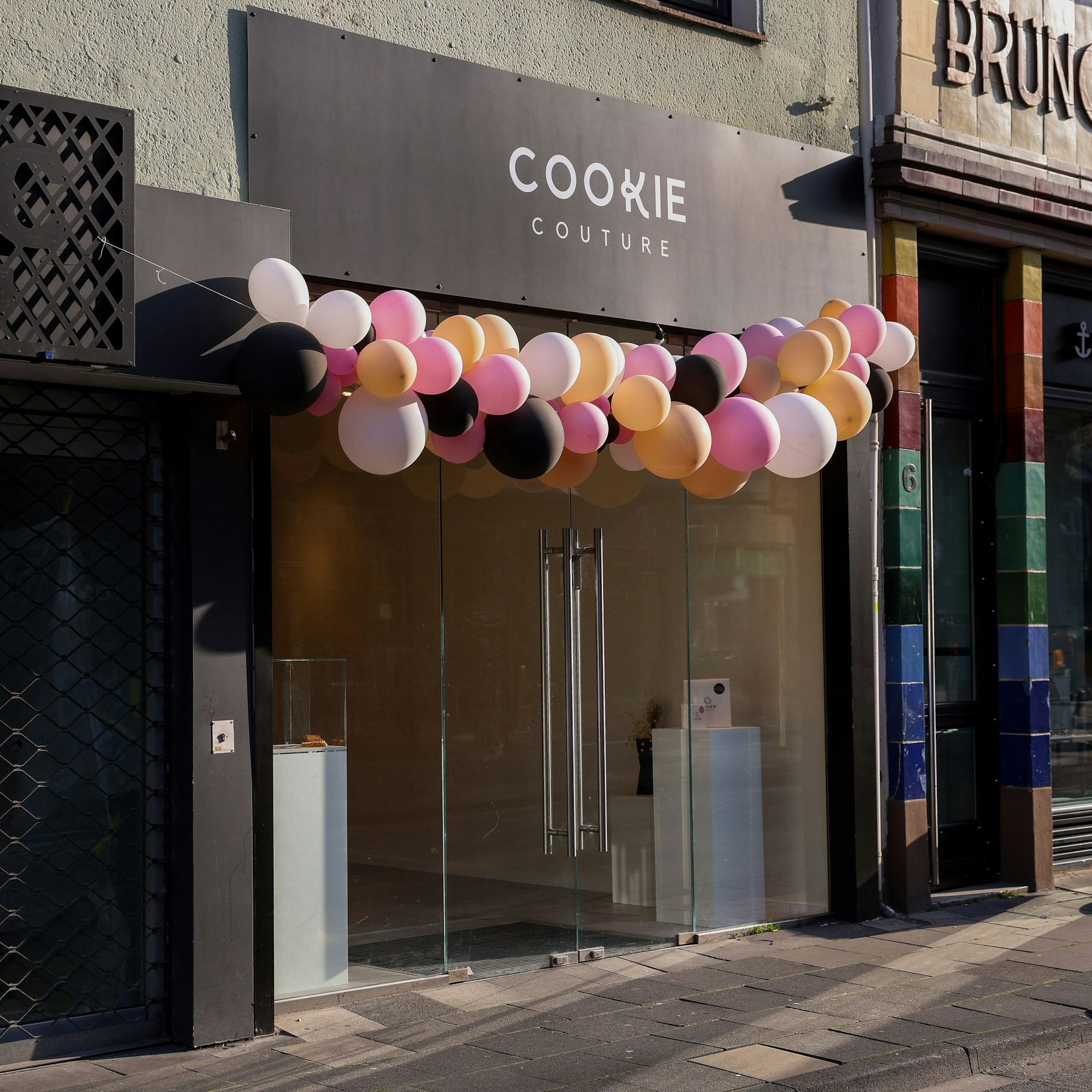 Ansicht von außen: An dem Cookie-Laden hängen Luftballons.