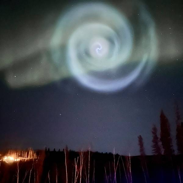 Eine hellblaue Spirale, die wie eine Galaxie aussieht, ist am Samstag zwischen Nordlichtern für ein paar Minuten am Himmel in Alaska zu sehen gewesen.
