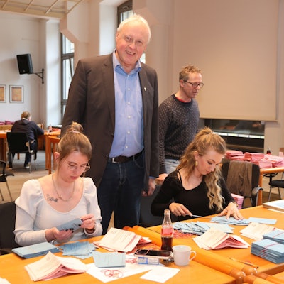 Szene vom Auszählen im Ratssaal der Stimmzettel. Zu sehen sind zwei Verwaltungsmitarbeiterinnen.