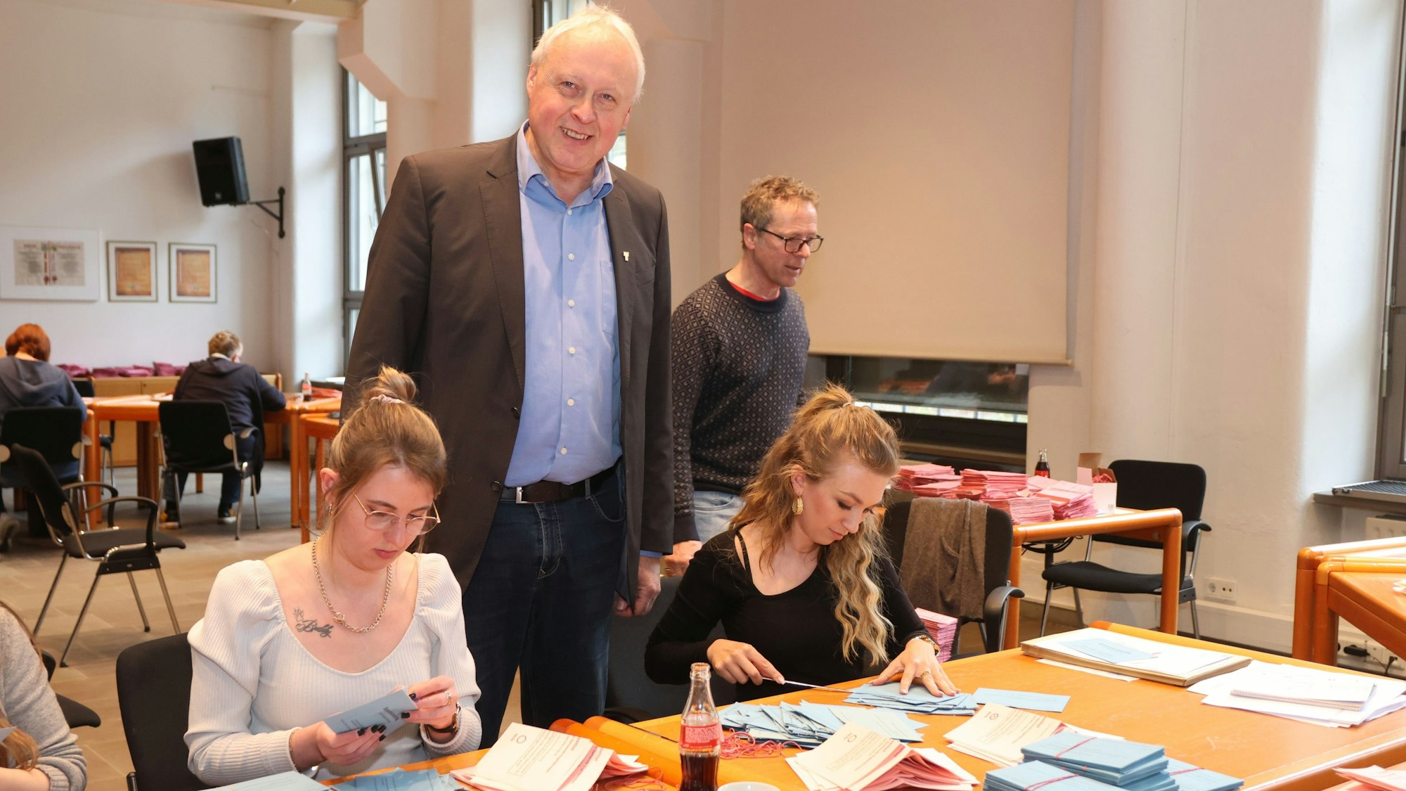 Szene vom Auszählen im Ratssaal der Stimmzettel. Zu sehen sind zwei Verwaltungsmitarbeiterinnen.