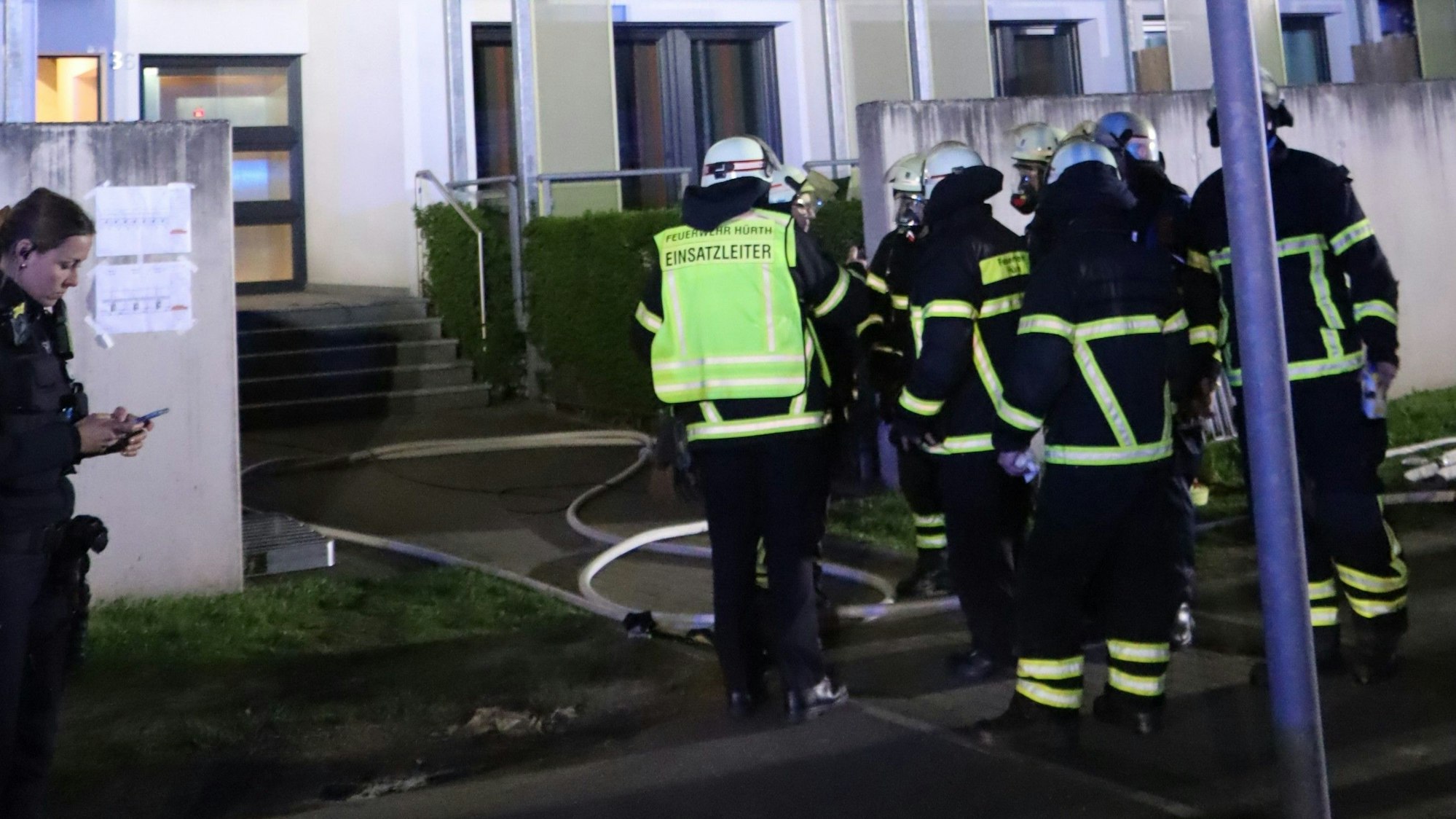 In schwerem Atemschutz drangen sie in den Keller zum Löschen vor.