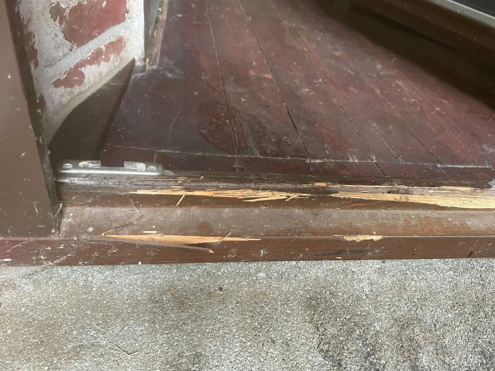 Die Einbruchspuren am „Schmitze Lang“ sind zu erkennen.