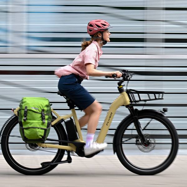 Eine Frau fährt auf einem E-Bike